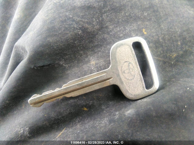 Toyota Corolla Matrix Xr 2004 2T1KR32EX4C780996 Image 3