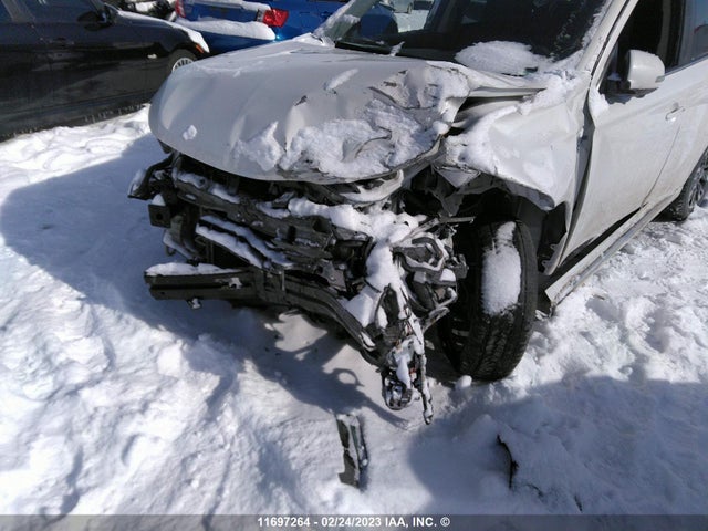 JA4J24A58JZ609330 Mitsubishi Outlander Se/gt