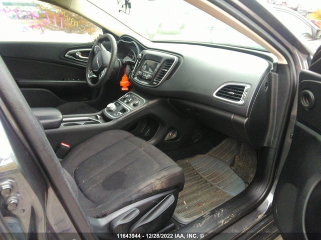 1C3CCCFBXFN645785 Chrysler 200 LX