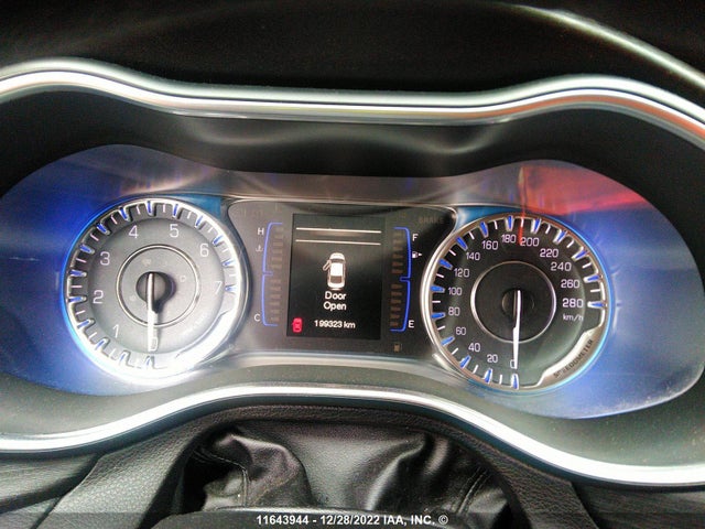 1C3CCCFBXFN645785 Chrysler 200 LX