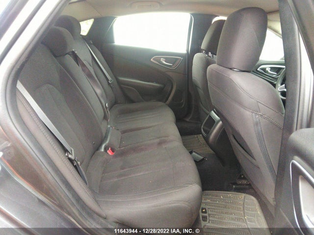 1C3CCCFBXFN645785 Chrysler 200 LX
