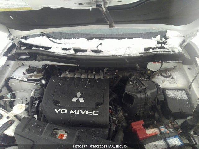 JA4JZ3AX2EZ600586 Mitsubishi Outlander Se