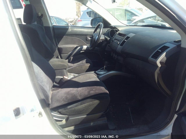 JA4JT3AX7BU604899 Mitsubishi Outlander Se