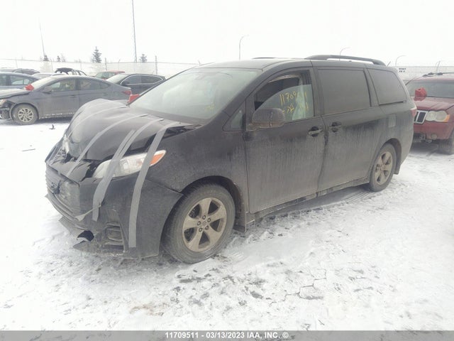 Toyota SIENNA LE 2019 5TDKZ3DC4KS012852 Image 2