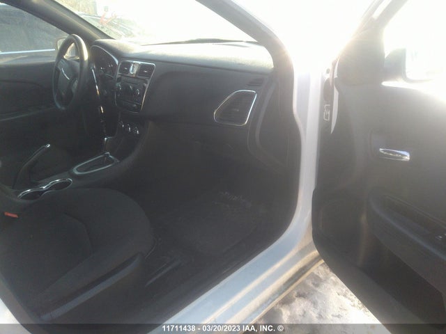 1C3CCBAB5EN233886 Chrysler 200 LX