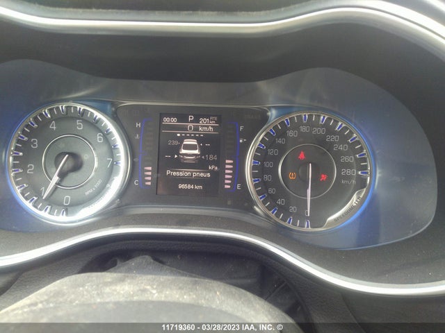 1C3CCCFB4FN739998 Chrysler 200 LX