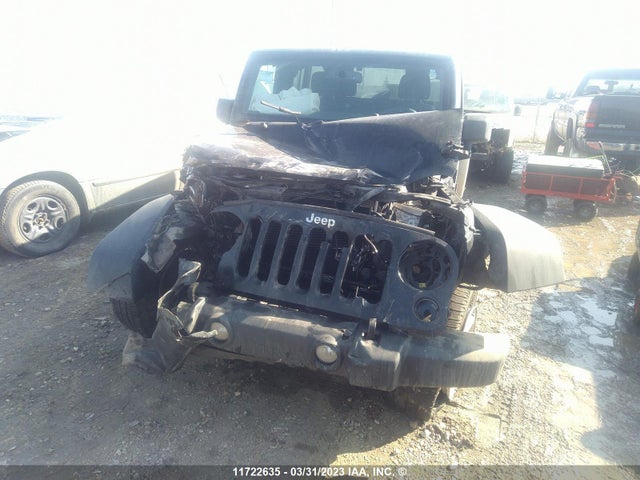 1C4BJWDG2JL864922 Jeep Wrangler Unlimited Sport