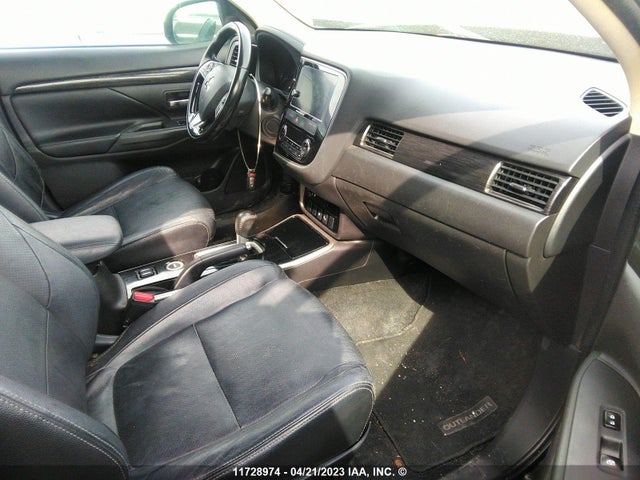 JA4AZ2A39HZ606655 Mitsubishi Outlander Es