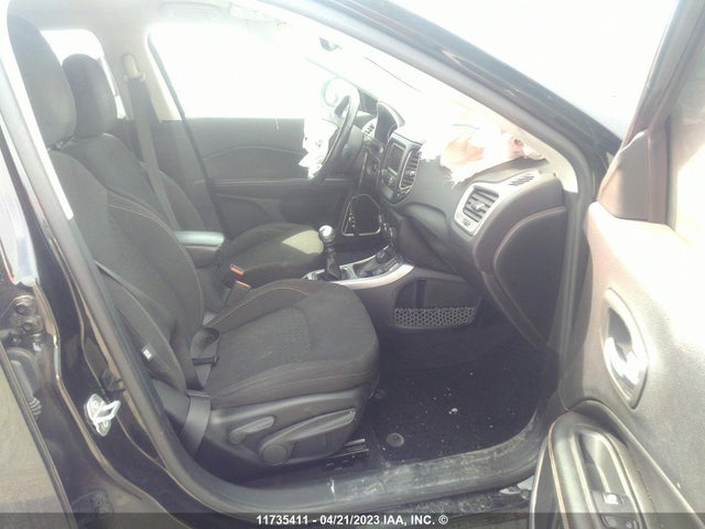 3C4NJDAB8JT209937 Jeep Compass Sport