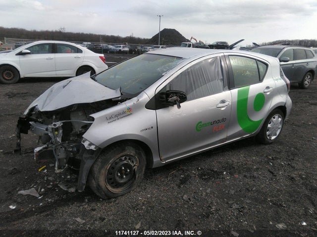 Toyota PRIUS C 2016 JTDKDTB33G1138724 Image 2