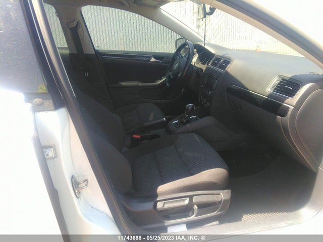 3VWDA7AJ4FM217424 Volkswagen Jetta Sedan Comfortline