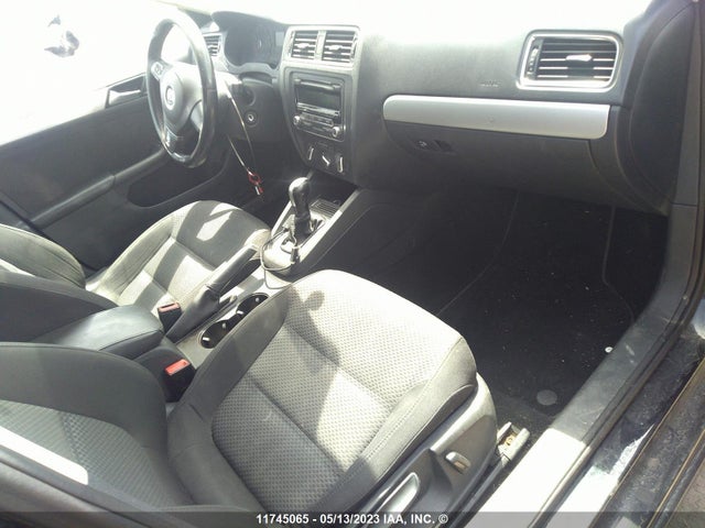 3VWDK7AJ3EM401149 Volkswagen JETTA SE