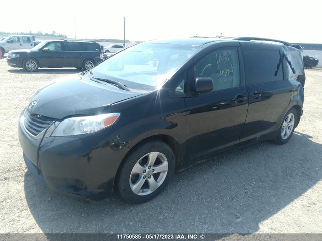 Toyota SIENNA LE 2014 5TDKK3DC8ES483721 Image 2