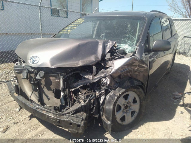 Toyota SIENNA SE 2016 5TDXK3DC5GS714051 Image 2