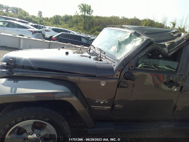 1C4BJWEG8JL843975 Jeep Wrangler Unlimited Sahara