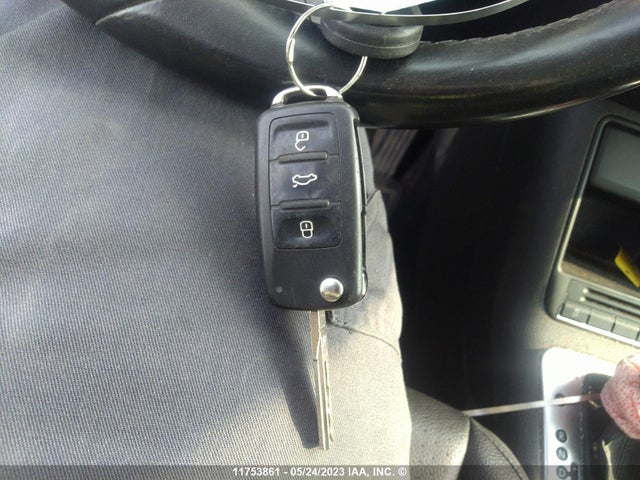 WVGJV7AX9FW523786 Volkswagen TIGUAN