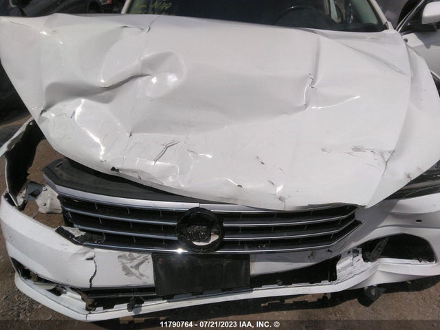 1VWBA7A3XJC017120 Volkswagen PASSAT SE