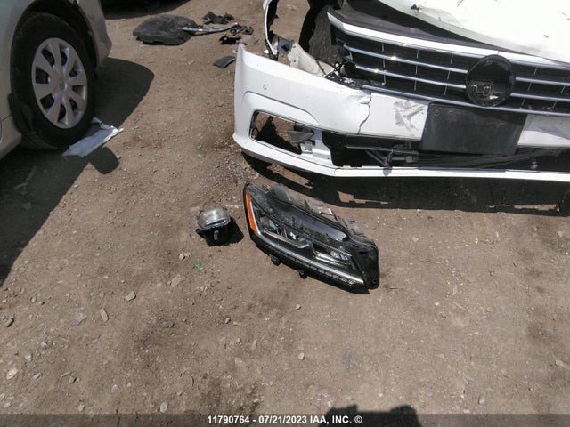 1VWBA7A3XJC017120 Volkswagen PASSAT SE
