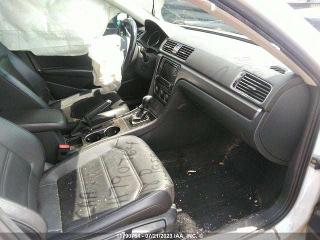 1VWBA7A3XJC017120 Volkswagen PASSAT SE