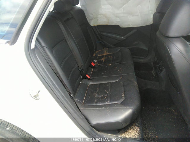 1VWBA7A3XJC017120 Volkswagen PASSAT SE