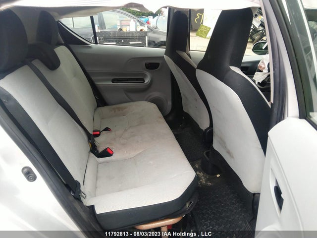 Toyota PRIUS C 2014 JTDKDTB39E1564494 Image 8