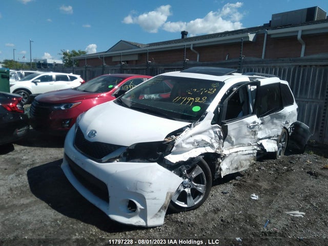 Toyota SIENNA SE 2017 5TDXZ3DC4HS867243 Image 2