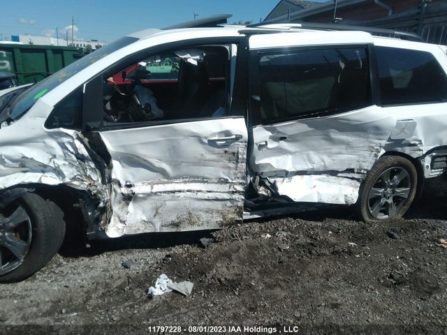 Toyota SIENNA SE 2017 5TDXZ3DC4HS867243 Image 6