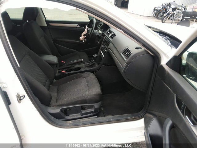 1VWAS7A33EC110530 Volkswagen Passat Trendline