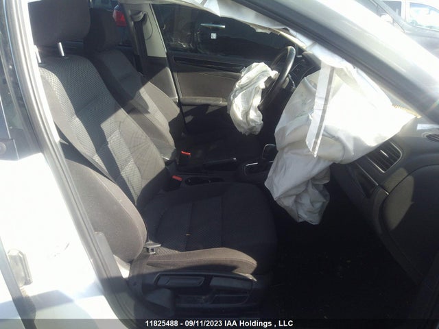 3VWD07AJ1FM229372 Volkswagen Jetta Sedan Comfortline/trendline+