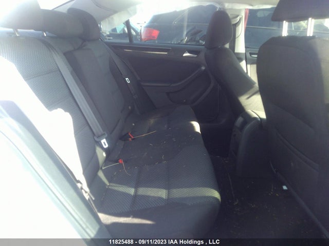 3VWD07AJ1FM229372 Volkswagen Jetta Sedan Comfortline/trendline+