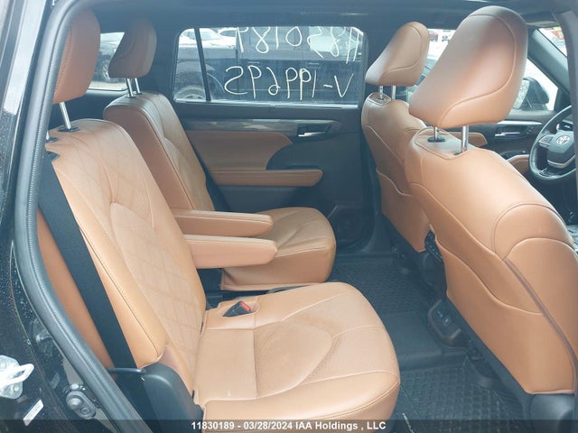 Toyota Highlander Limited 2022 5TDFZRBH6NS199695 Image 8