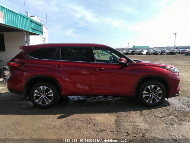Toyota Highlander Xle 2022 5TDGZRBH4NS251720 Image 13