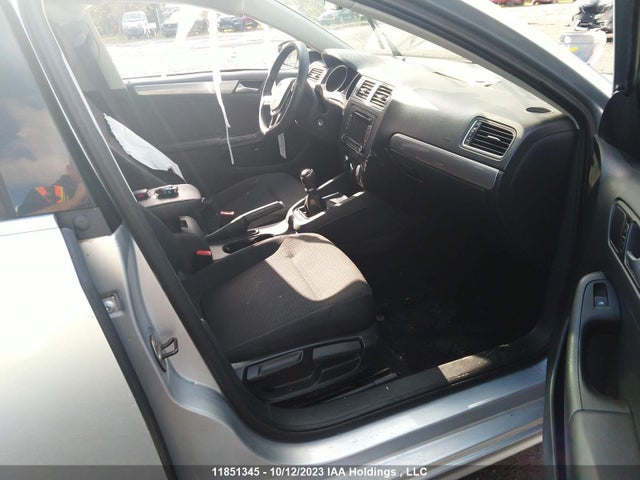 3VWB07AJ2FM210997 Volkswagen Jetta Sedan Comfortline/trendline+