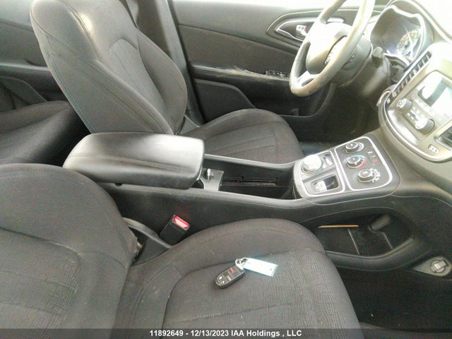 1C3CCCFB6FN667041 Chrysler 200 LX