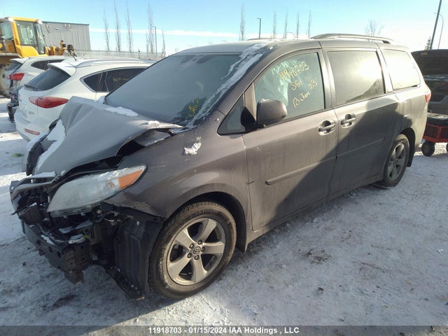 Toyota SIENNA LE 2019 5TDKZ3DC8KS013227 Image 2