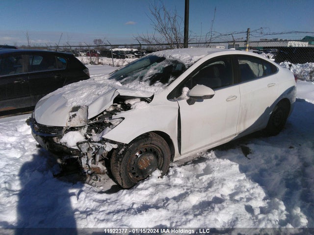 Chevrolet Cruze 2018 1G1BE5SMXJ7244120 Image 2