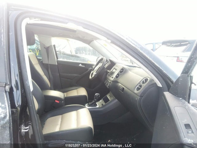 WVGNV7AX1HK035279 Volkswagen Tiguan Wolfsburg