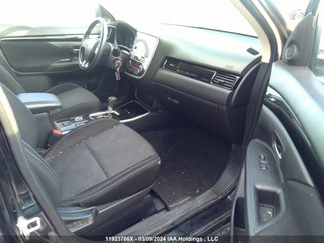 JA4AZ2A3XKZ606056 Mitsubishi Outlander