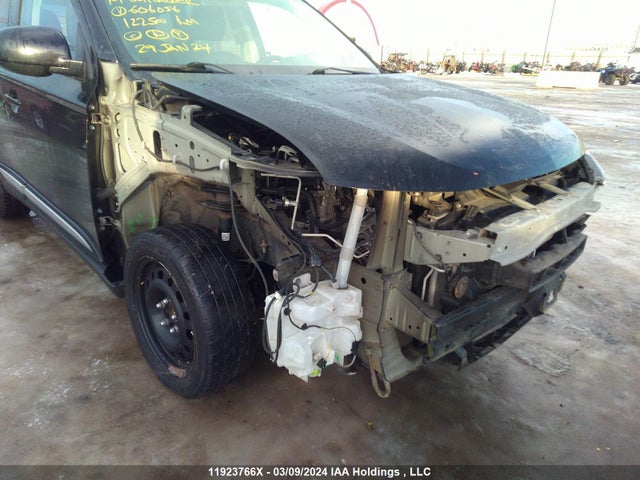 JA4AZ2A3XKZ606056 Mitsubishi Outlander