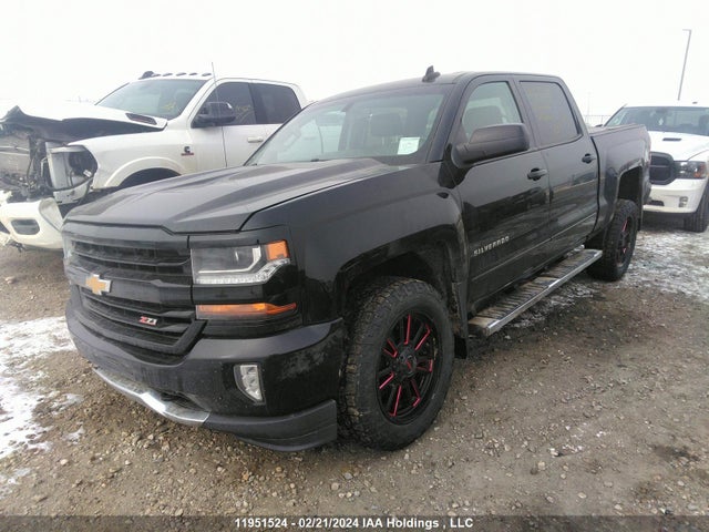 Chevrolet SILVERADO 1500 2018 3GCUKREC0JG613302 Image 2