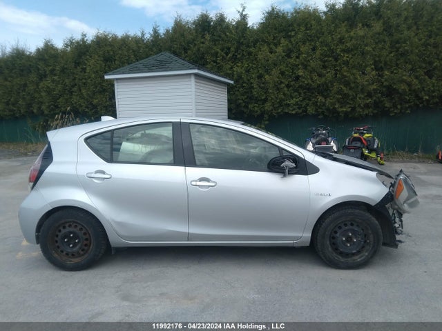 Toyota Prius C Technology 2016 JTDKDTB34G1126257 Image 14
