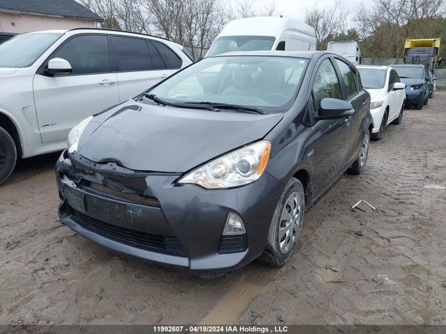 Toyota Prius C Technology 2014 JTDKDTB39E1572031 Image 2