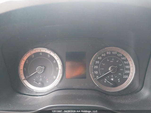 HYUNDAI VENUE ESSENTIAL AUTO IVT - 7