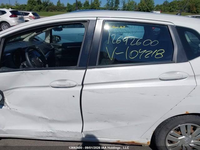 2015 Honda FIT LX — фото 14