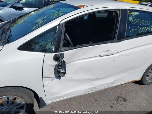2015 Honda FIT LX — фото 6
