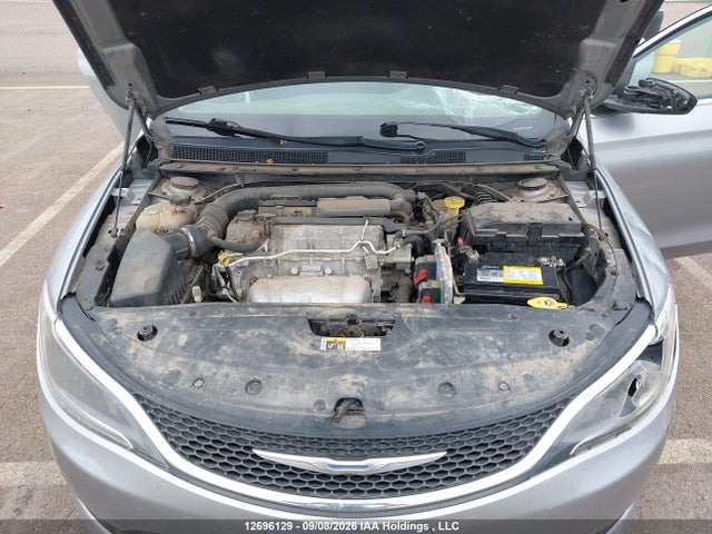 2016 Chrysler 200 LX — фото 10