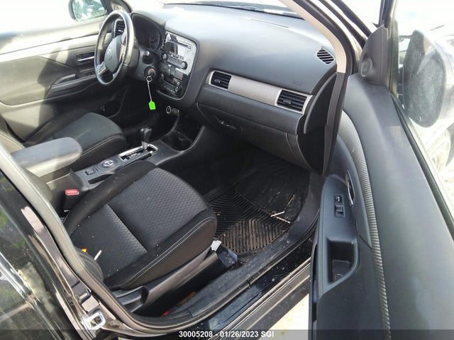 JA4AZ2A39FZ600593 Mitsubishi Outlander Es