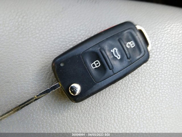 1VWBS7A35FC077049 Volkswagen PASSAT SE