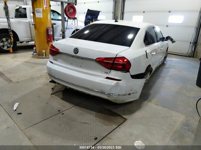 1VWBS7A3XGC040371 Volkswagen PASSAT SE