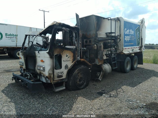 Peterbilt 320 2014 3BPZLJ9X5EF215810 Image 2